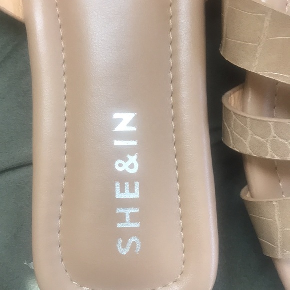 Flat Sandals - Picture 6 of 7